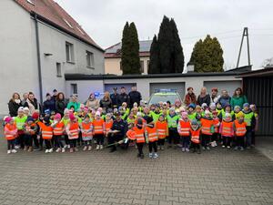 na zdjęciu policjanci i przedszkolaki które przyszły z wizytą