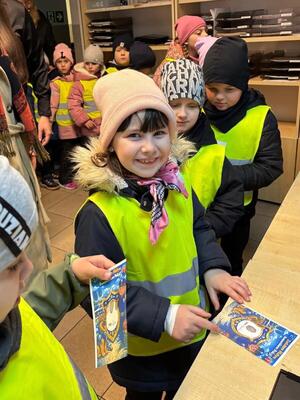 na zdjęciu widzimy dzieci które oglądają komisariat i rozmawiają z policjantami