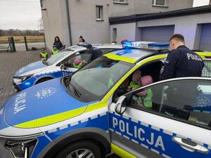 na zdjęciu dzieci oglądają radiowóz