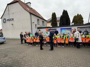 na zdjęciu komendantowi wręczają laurkę