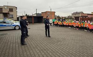 na zdjęciu komendant wita dzieci