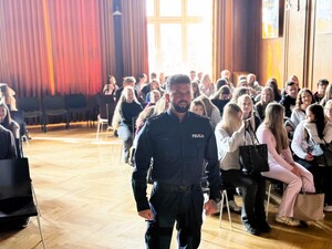 na zdjęciu policjant na spotkaniu