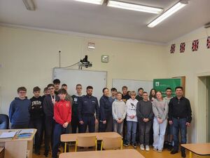 na zdjęciu uczniowie z policjantami