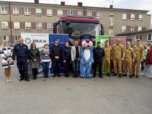 na zdjęciu przedstawiciele służb