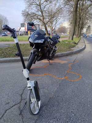 na zdjęciu motocykl i kółko do pomiaru