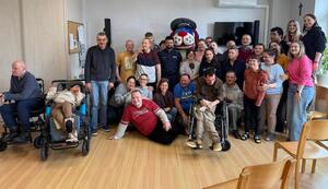 na zdjęciu policjant z uczestnikami