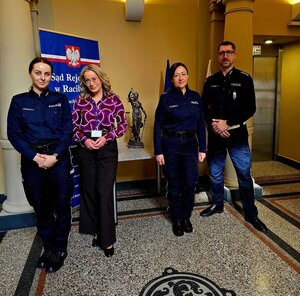 na zdjęciu prezes sadu i policjanci