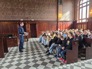 na zdjęciu policjanci i pani prezes sądu podczas spotkania z uczniami