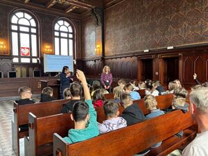 na zdjęciu policjanci i pani prezes sądu podczas spotkania z uczniami