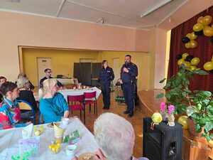 na zdjęciu policjanci na spotkaniu