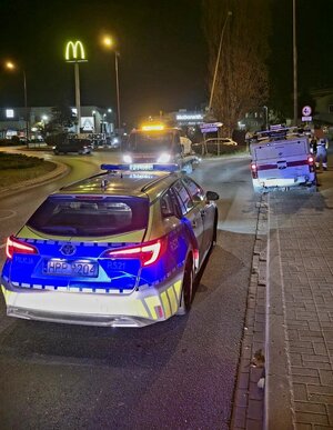 na zdjęciu radiowóz na zdarzeniu i uszkodzona latarnia