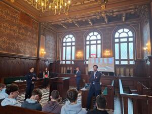 na zdjęciu policjantka i sędzia na spotkaniu z młodzieżą