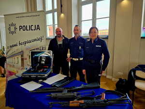 na zdjęciu policjanci na dniach otwartych