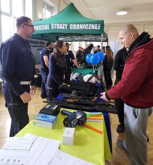 na zdjęciu policjanci na dniach otwartych