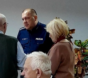 na zdjęciu dzielnicowy z seniorami