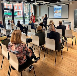 na zdjęciu policjanta i sędzia na spotkaniu profilaktycznym