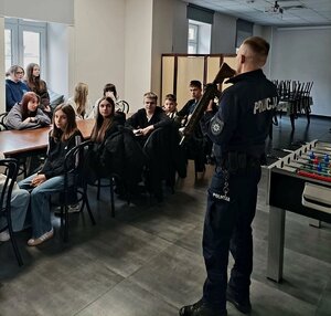 na zdjęciu policjant prowadzący zajęcia