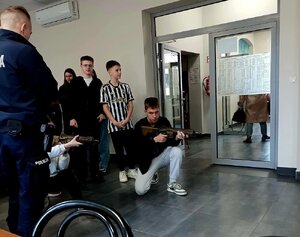 na zdjęciu policjant prowadzący zajęcia