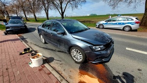 na zdjęciu uszkodzony pojazd po zdarzenie ulica Ocicka