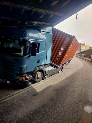 na zdjęciu zablokowany tir pod wiaduktem