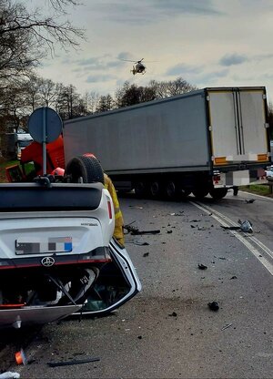 na zdjęciu dachowanie pojazdu i uszkodzony tir Babice