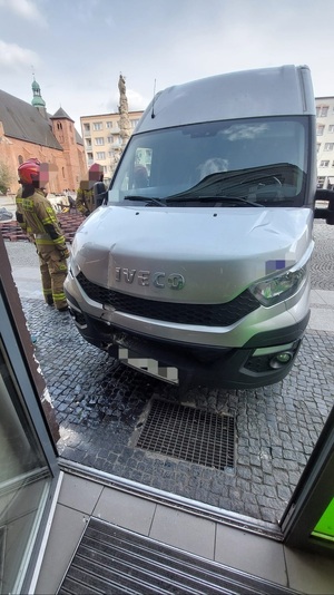 na zdjęciu uszkodzony pojazd który uderzył w sklep