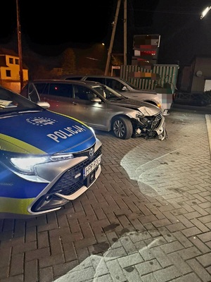 na zdjęciu radiowóz i uszkodzony pojazd z Chałupek