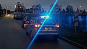 na zdjęciu radiowóz i pojazd audi