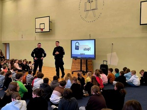 na zdjęciu mundurowi na spotkaniu z uczniami