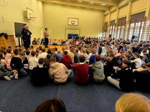 na zdjęciu mundurowi na spotkaniu z uczniami