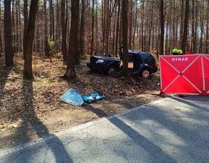 na zdjęciu miejsce zdarzenia drogowego uszkodzony pojazd