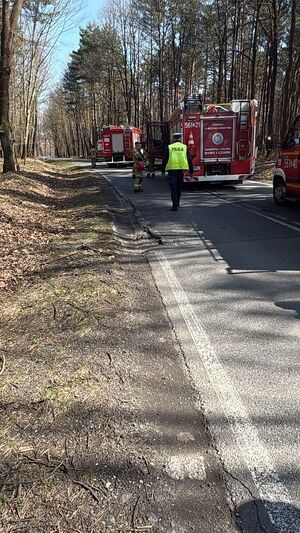na zdjęciu miejsce zdarzenia drogowego uszkodzony pojazd