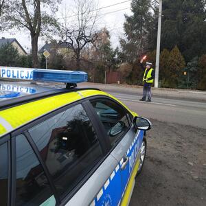 na zdjeciu policjant ruchu drogowego