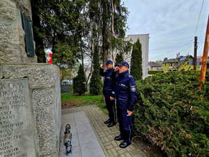 na zdjęciu komendant z naczelnikiem pod pomnikiem