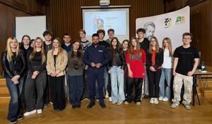 na zdjęciu policjant z uczniami