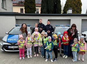NA ZDJĘCIU DZICI Z POLICJNATAMI ZDJECIE GRUPOWE