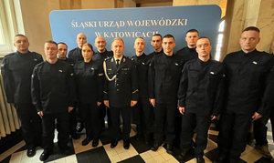 na zdjęciu policjanci i komendant