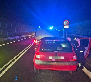 na zdjęciu pojazd kontrolowany i radiowóz