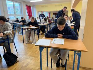 na zdjęciu uczniowie piszą test wiedzy