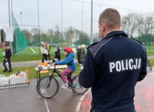 na zdjęciu uczniowie na torze