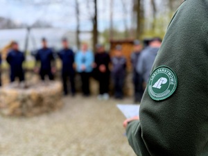 na zdjęciu zbiorka przed sadzeniem lasów