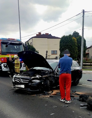 na zdjęciu uszkodzony mercedes