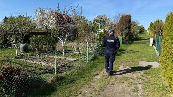 na zdjęciu policjant kontroluje działki