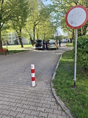 na zdjęciu radiowóz i pojazd marki opel