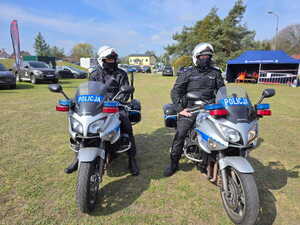 na zdjęciu policjanci na motocyklu