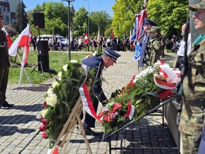 zastępca Komendanta Powiatowego policji w Raciborzu, składa kwiaty pod Pomnikiem Matki polki