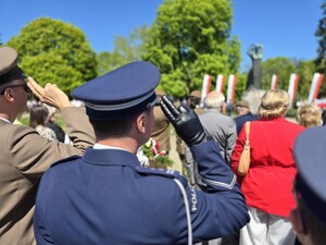 zastępca Komendanta Powiatowego Policji w Raciborzu oddający honor