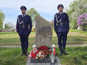 na zdjęciu policjanci oddający hołd