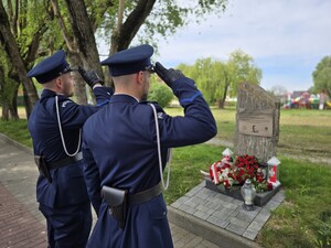 na zdjęciu policjanci oddający hołd