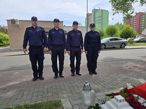 na zdjęciu komendant powiatowy policji w Raciborzu wraz z zastępcą komendanta oraz policjantami